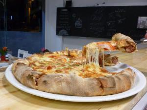 Νέα pizza γεμιστή με λουκάνικο Μυκόνου